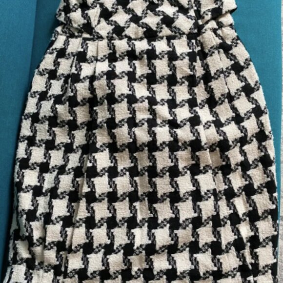 Jupe classique noire et blanche _Black & White Classic Skirt â Timeless Elegance - Picture 2 of 9